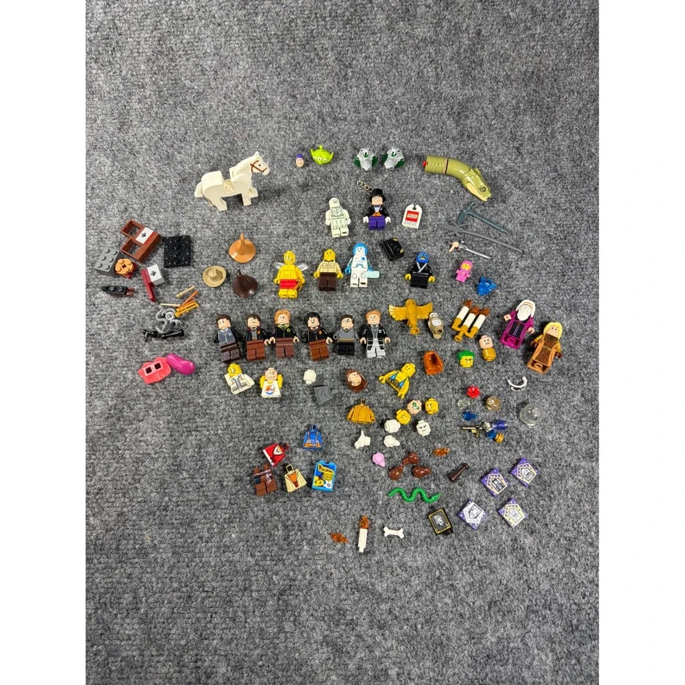 Lego Minifigure and Accessories Lot